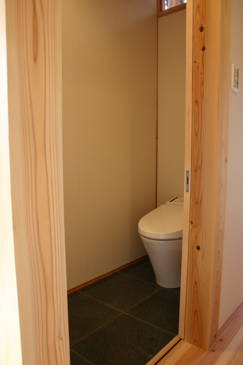 黒御影を使った現代和風トイレ：土間のある大空間リビングの家：池田住宅建設 木の家施工例