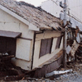 阪神大震災で倒壊した家屋
